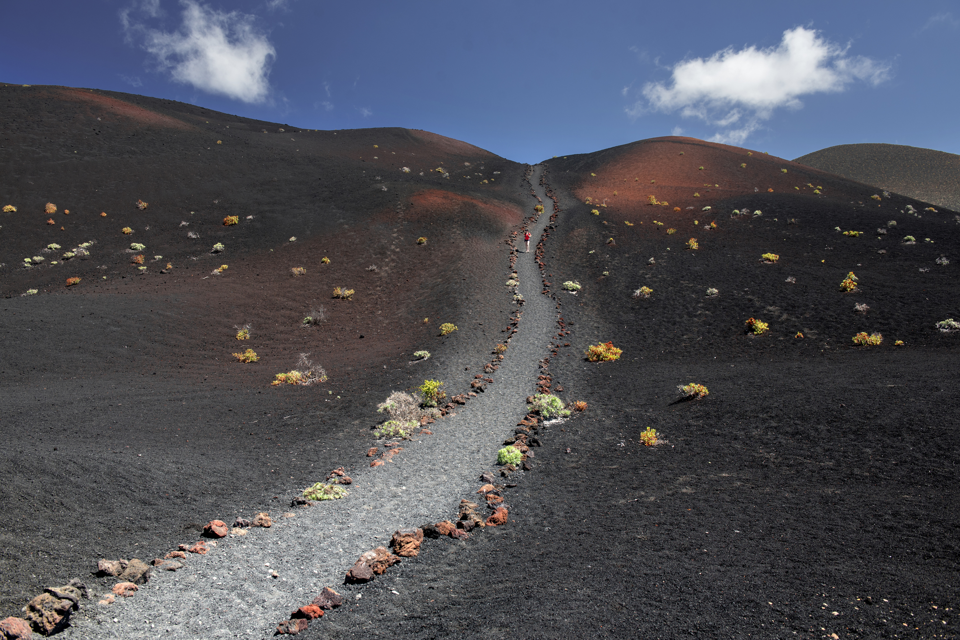 camino de tierra montaña