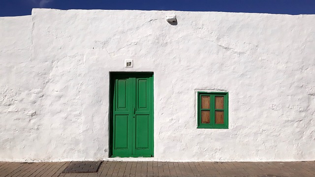 casa blanca puerta verde