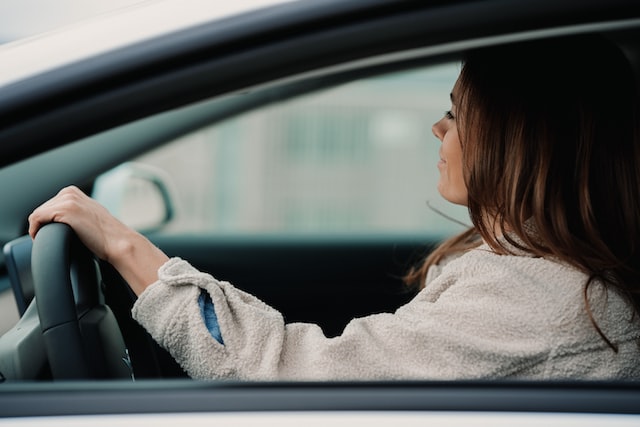 mujer conduciendo